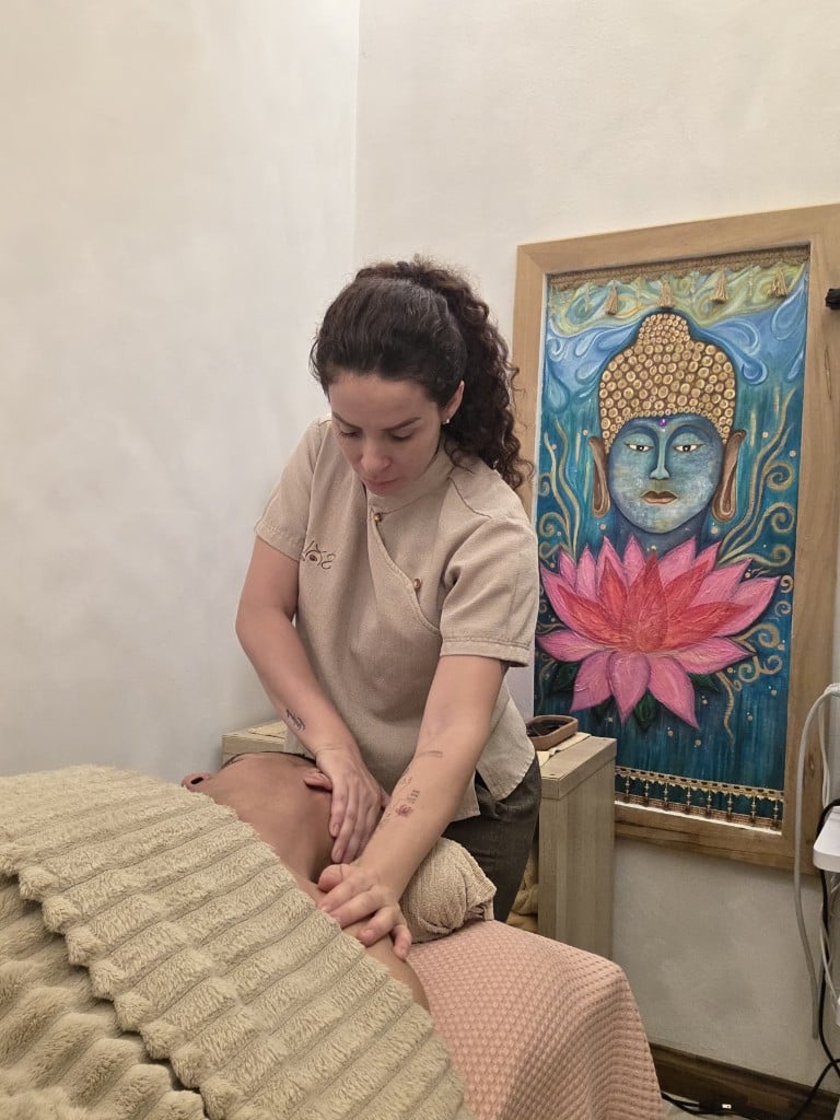 Yenifer Castro, masoterapeuta holística, en una sesión de tacto terapéutico