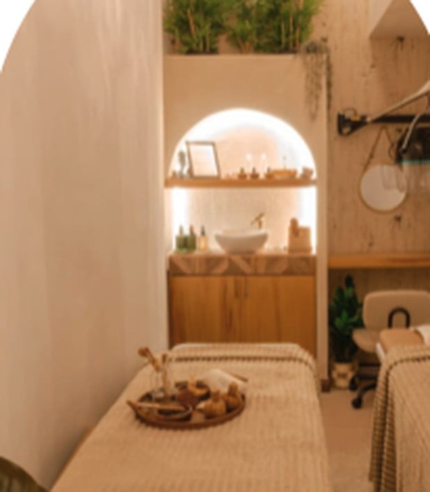 Sala de tratamiento de Soul Holistic Spa con dos camillas