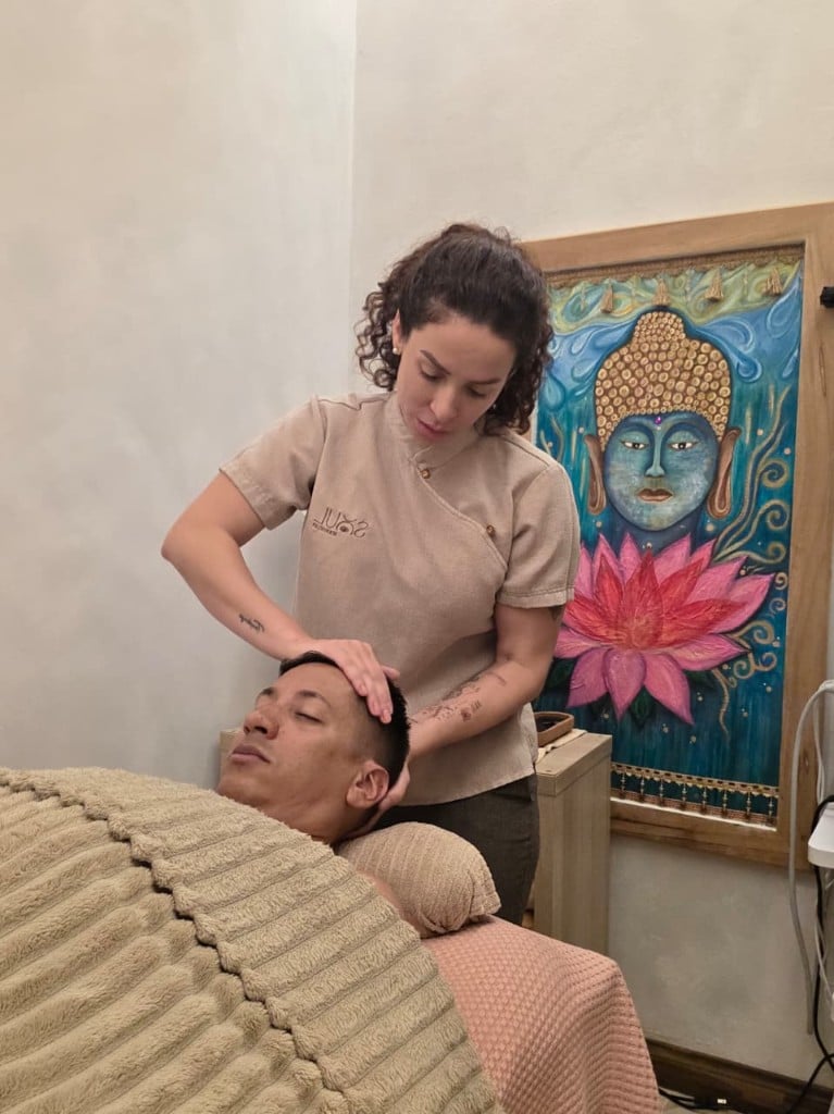 Yenifer Castro, masoterapeuta holística, en una sesión de tacto terapéutico